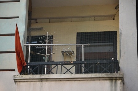 Nhiều lan can quá thấp trở nên nguy hiểm cho trẻ nhỏ