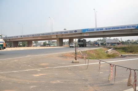 Điểm dừng của 20 km đầu tiên là cầu vượt bắc qua Quốc lộ 51, huyện Long Thành, Đồng Nai.