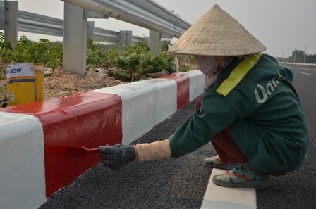 Các công nhân hoàn thiện những công đoạn cuối cùng