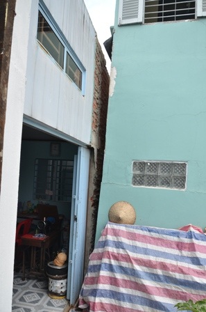 Nhiều ngôi nhà bên cạnh cũng bị ảnh hưởng