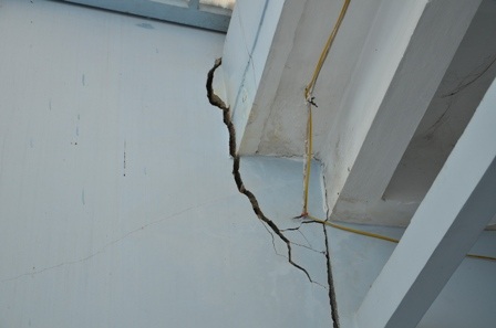 Nhiều ngôi nhà bên cạnh cũng bị ảnh hưởng