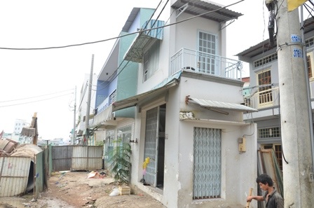 Những ngôi nhà có nguy cơ đổ sập nên người dân phải tháo chạy thuê nhà khác để ở