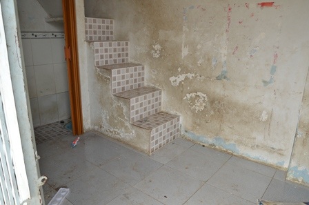 Những ngôi nhà có nguy cơ đổ sập nên người dân phải tháo chạy thuê nhà khác để ở