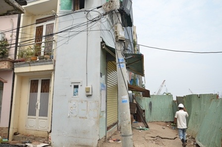 Những ngôi nhà có nguy cơ đổ sập nên người dân phải tháo chạy thuê nhà khác để ở
