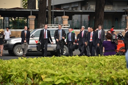 Ngoại trưởng Mỹ Kerry tản bộ thăm Nhà thờ Đức Bà TPHCM