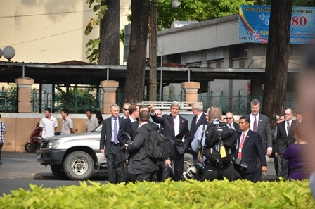 Ông Kerry và các cộng sự đã tản bộ tới Nhà thờ.