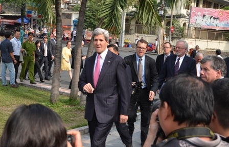 Ông Kerry và các cộng sự đã tản bộ tới Nhà thờ.