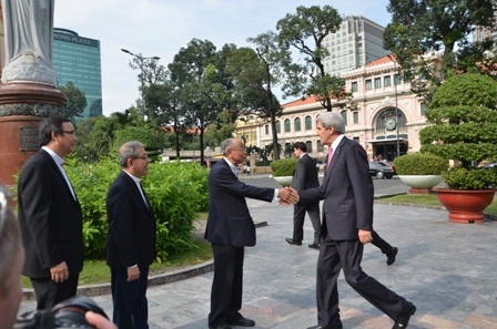 Các linh mục Nhà thờ đón tiếp người đứng đầu ngành ngoại giao Mỹ.