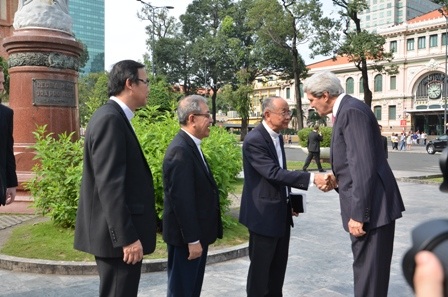 Các linh mục Nhà thờ đón tiếp người đứng đầu ngành ngoại giao Mỹ.