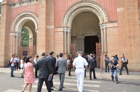 Tiến vào nhà thờ