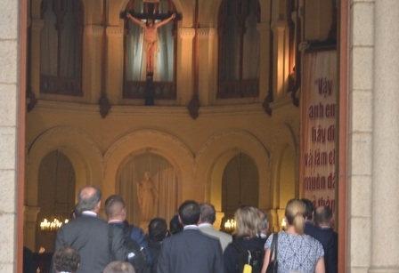 Sau đó đoàn làm lễ tại Nhà thờ khoảng 1 tiếng