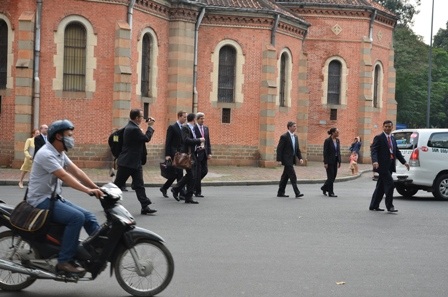 Sau khi thăm Nhà thờ, ông Kerry lại tiếp tục đi bộ sang tòa nhà Diamond Plaza