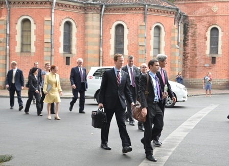 Sau đó đoàn rời Nhà thờ Đức Bà, tản bộ trên đường Lê Duẩn tiến về phòng họp báo trong vòng 1 tiếng