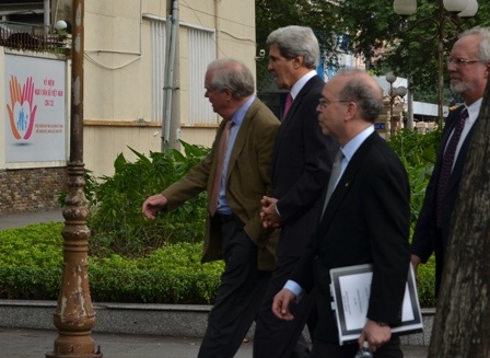 Sau đó đoàn rời Nhà thờ Đức Bà, tản bộ trên đường Lê Duẩn tiến về phòng họp báo trong vòng 1 tiếng