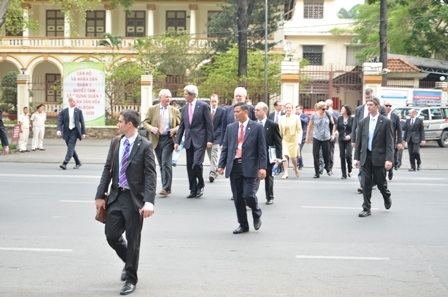 Tất cả đều đi bộ qua đường mà không cần xe đưa đón