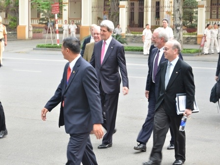 Tất cả đều đi bộ qua đường mà không cần xe đưa đón