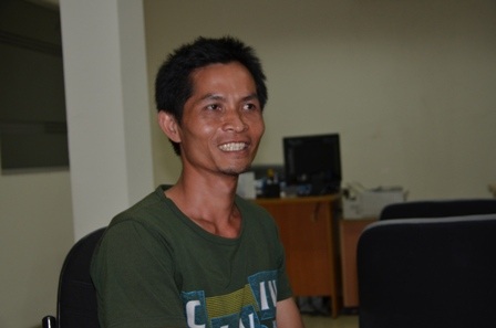 Khuôn mặt rạng ngời của anh Hậu sau khi hoàn thành thủ tục chuyển tiền