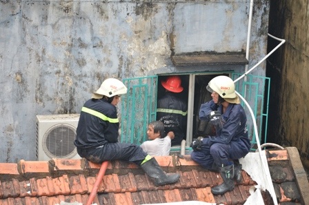 Các chiến sĩ khó tiếp cận điểm cháy