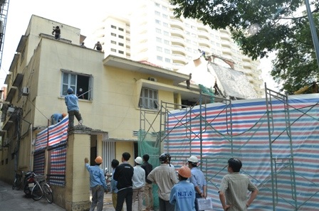 Các công nhân rào chắn công trình để phục vụ cho việc tháo dỡ