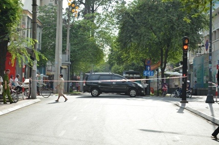 Cả 2 đầu đường bị phong tỏa nghiêm ngặt