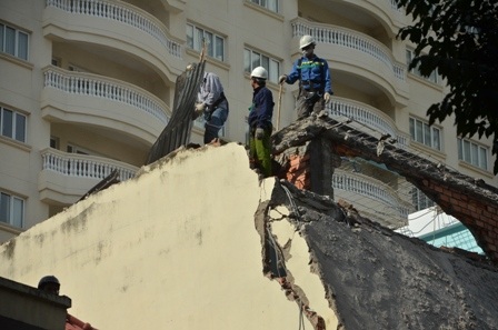 Đến 16h chiều nay, toàn bộ phần mái trước của toàn nhà đã được tháo dỡ