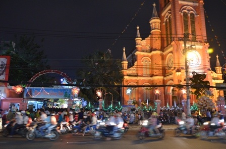 Hàng trăm người dân làm lễ xếp hàng ra ngoài đường tại nhà thờ Tân Định (quận 3)