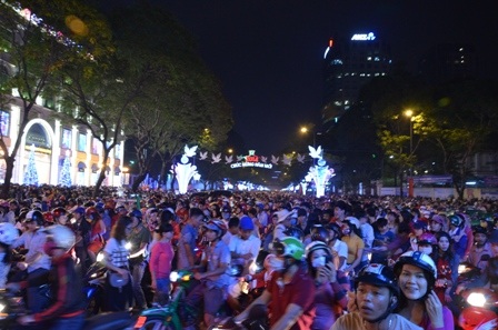 Biển người chen chúc phía sau Nhờ Thờ Đức Bà (quận 1)