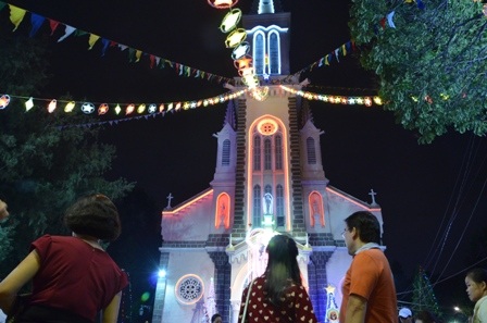 Nhà Thờ Huyện Sỹ (quận 1) cũng đông nghẹt người