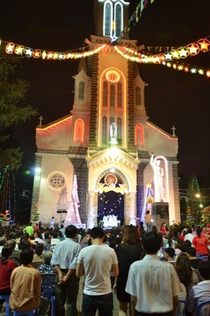 Tập trung về các nhà trờ trước giờ hành lễ