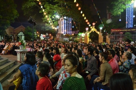 Nhà Thờ Huyện Sỹ (quận 1) cũng đông nghẹt người