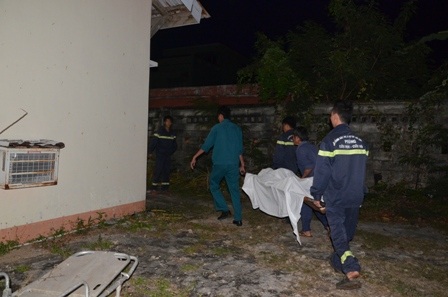 Thi thể nạn nhân cuối cùng đã được thì thấy. (Ảnh: Đình Thảo)