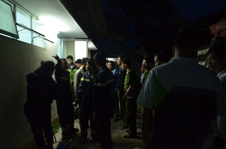 Rất đông phụ huynh tập trung trước cửa nhà xác bệnh viện để chờ tin con