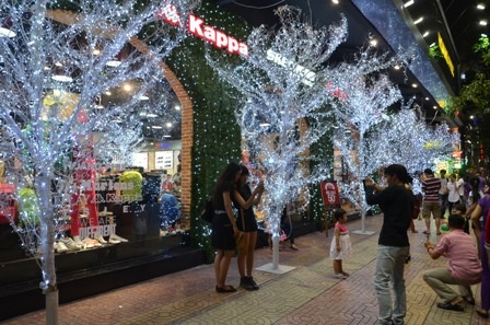 Những người thợ tất bật trang trí.