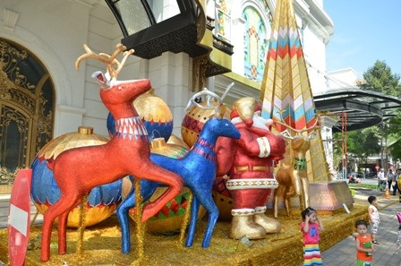 Những chú tuần lộc, ông già tuyết đủ màu sắc