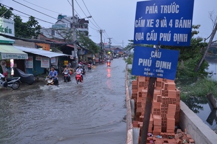 Triều cường bắt đầu tấn công vào khoảng 17h30