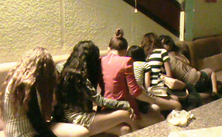 Các tiếp viên kiêm gái bán dâm hoạt động dưới sự điều động của 2 tú bà Dung - Tiên