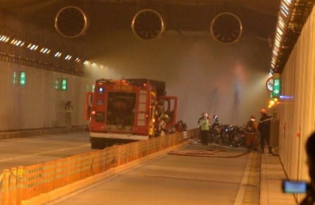 Hiện trường va chạm xe rồi xảy ra cháy trong hầm vượt sông Sài Gòn