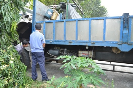 Cơ quan chức năng khám nghiệm chiếc xe tải bị lật để có những kết luận cuối cùng