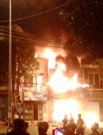 Vụ cháy làm 5 người chết: Căn nhà thiết kế như một “lô cốt” - 2 Biển lửa bao trùm toàn bộ căn nhà