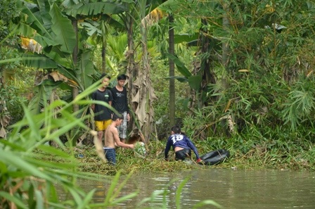 Một nhóm thanh niên kéo chài bắt cá tại điểm bờ bao bị vỡ - nơi cá tập trung nhiều nhất