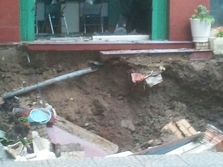 Hình ảnh "giải cứu" trụ sở TAND TPHCM bị sụt lún - 1 Hố sâu bất ngờ xuất hiện vào chiều 20/12 tại trụ sở TAND TP