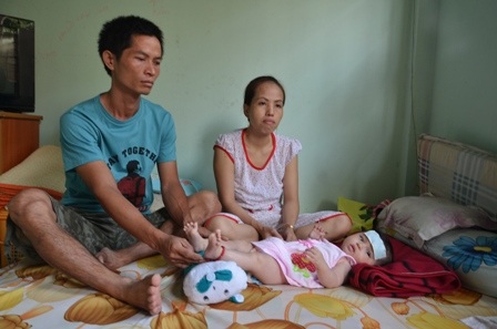 2 vợ chồng anh Hậu buồn bã sau vụ tai nạn