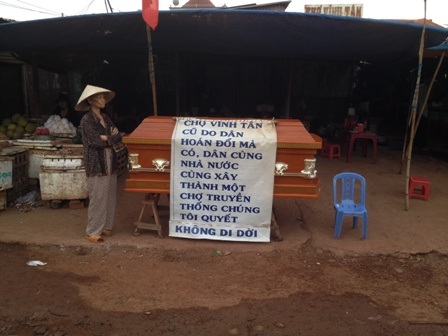 1 trong 3 chiếc quan tài được đặt trước chợ Vĩnh Tân để phản đối quyết định xóa bỏ ngôi chợ này