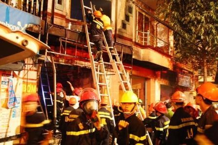 Biển lửa bao trùm tiệm bọc yên xe, 5 người chết - 1 Hiện trường vụ cháy khiến 5 người chết