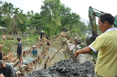 Đoạn bờ bao bị vỡ dài hơn 20 mét