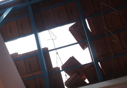 Mái ngói nhà dân bị tốc mái khi máy bay vút qua