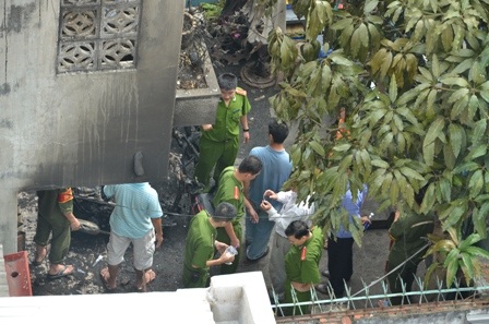 Công an khám nghiệm hiện trường vụ cháy