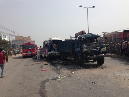 Bàng hoàng trước hiện trường vụ tai nạn thảm khốc ngày cuối năm