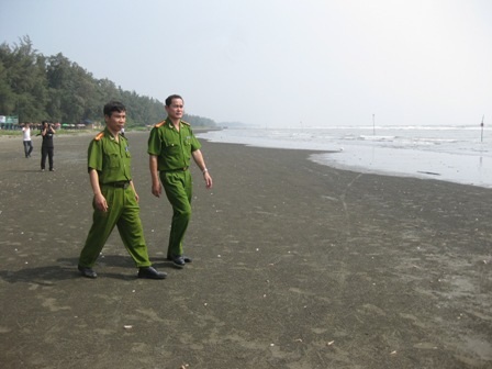 Cơ quan chức năng có mặt khám nghiệm hiện trường vùng biển nơi 7 học sinh bị chết đuối.