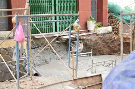 Khắc phục hố sâu trước trụ sở